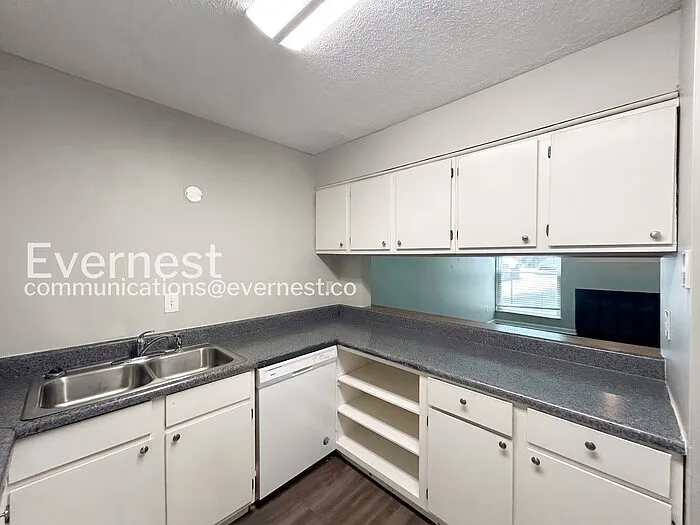 4 bed, 2.5 bath, 2024 sqft, $1,825 — Photo 4