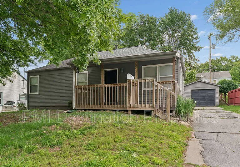 5431 N Indiana Ave — Photo 1
