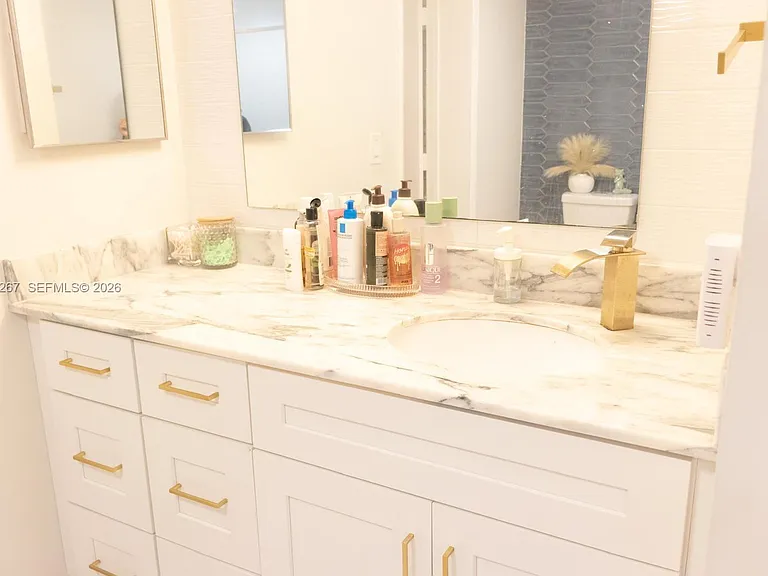 2200 S Cypress Bend Dr #204 — Photo 11