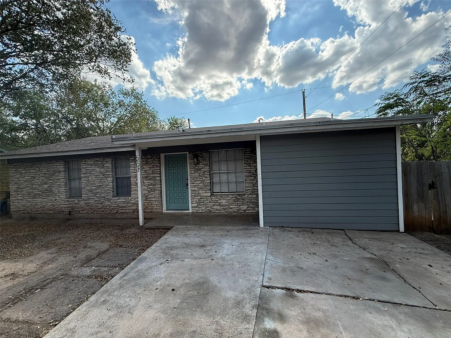 3 bed, 2.0 bath, 1168 sqft, $2,295 — Photo 2