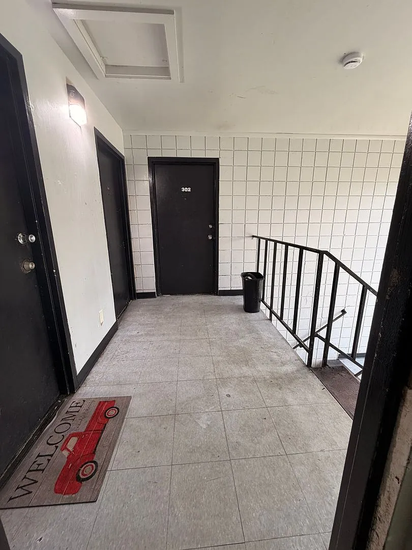 204 Middlebury St — Photo 2