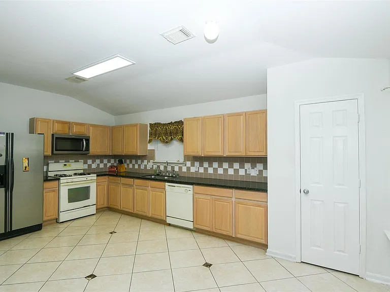 2615 Bisontine St — Photo 5