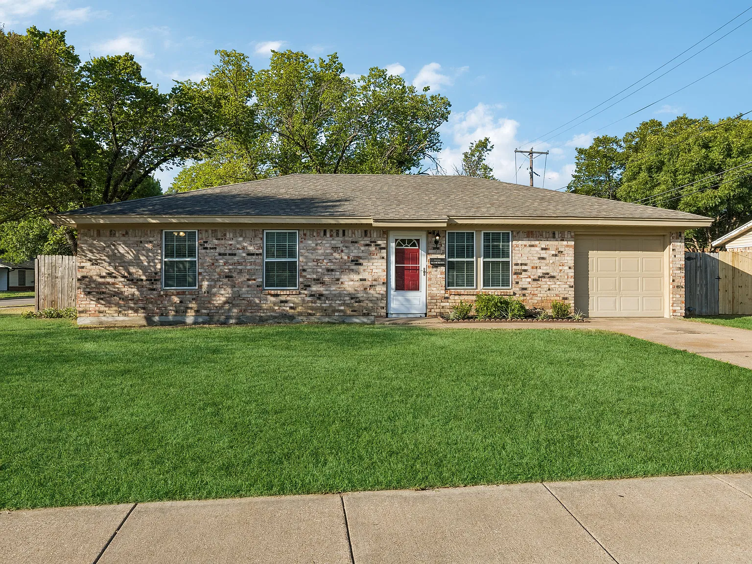 3 bed, 1.5 bath, 1233 sqft, $1,695 — Photo 3