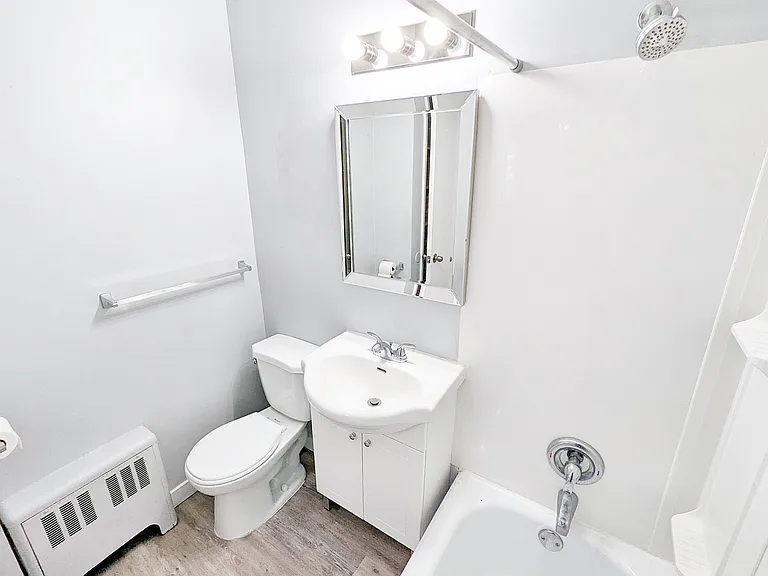 1601 Queensway — Photo 15
