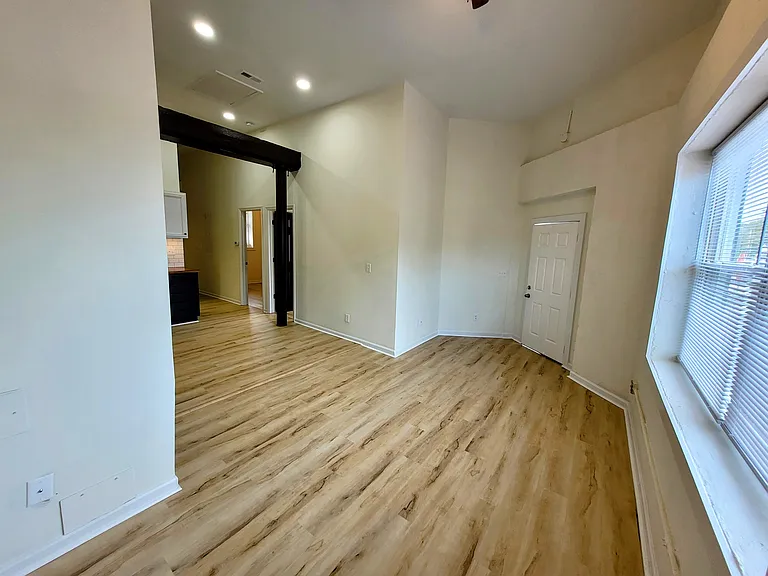828 Campbell St — Photo 8
