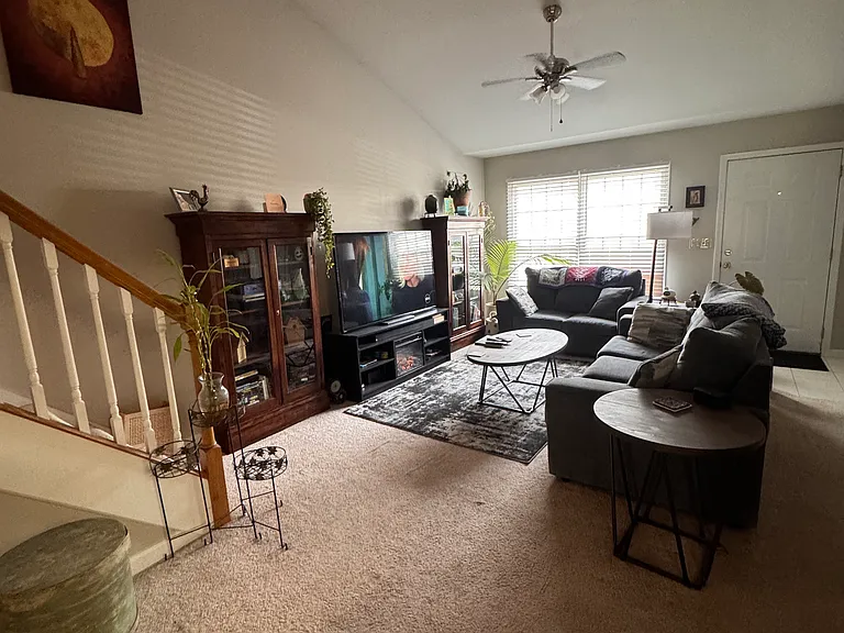 102 N Gordon Ln — Photo 2