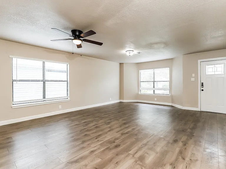8106 Hoovers Bnd — Photo 5
