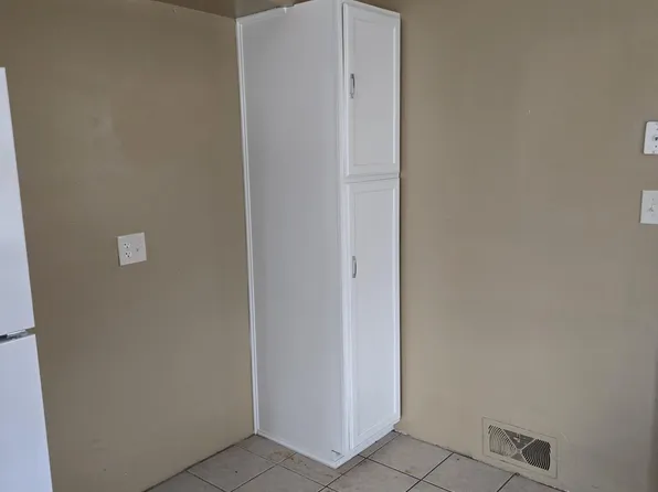 2429 Newport Ave, Omaha, NE 68112