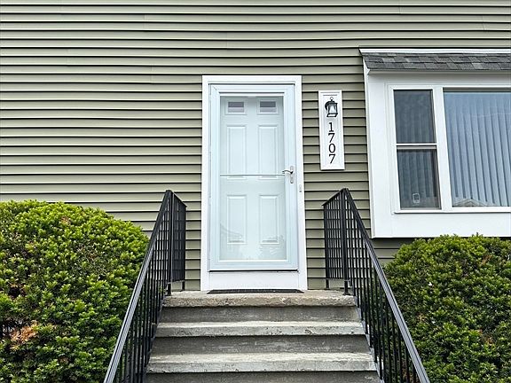 2nd image of 1707 Irving Rd Unit 1707