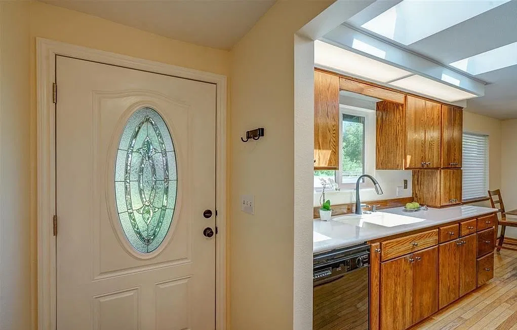 **Application Pending** Updated 4 Bedroom with a Huge Shop! — Photo 2