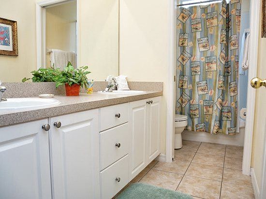 TH5P712TH-shared-bathroom