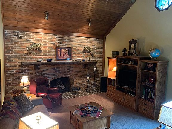 Family rm w/vaulted ceiling