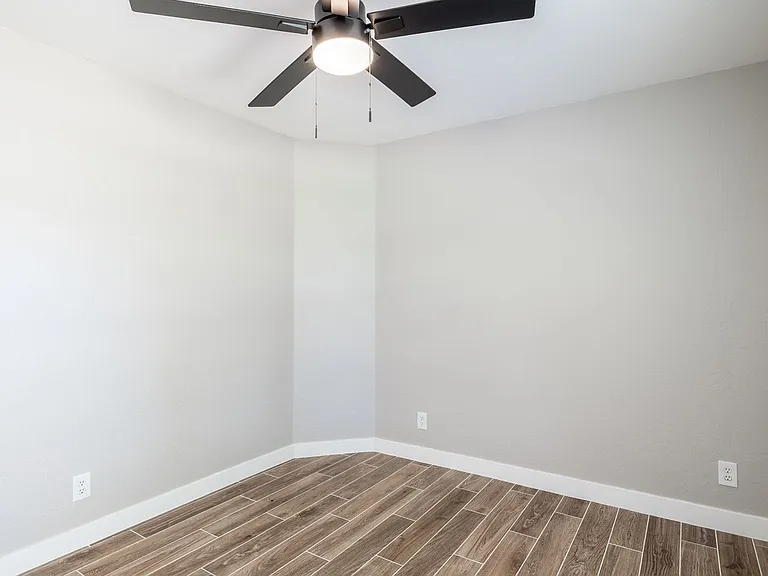 2883 E Oakland Ct — Photo 21