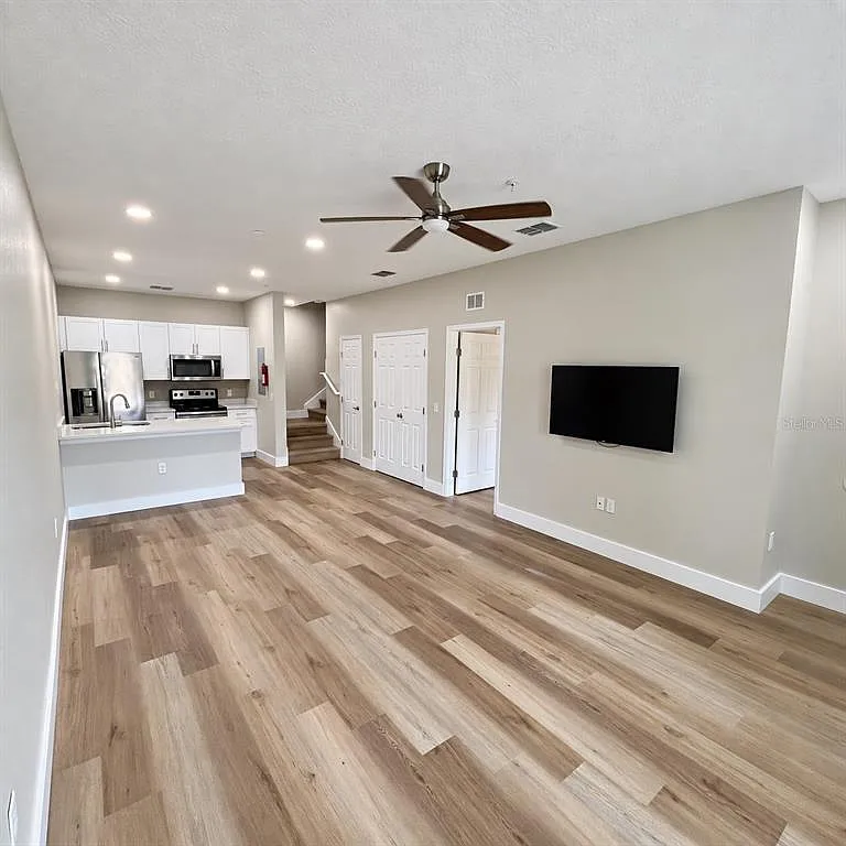 3 bed, 2.0 bath, 1300 sqft, $2,100 — Photo 2
