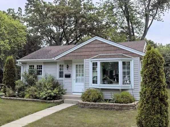 5908 Cornflower Ln, Greendale, WI 53129