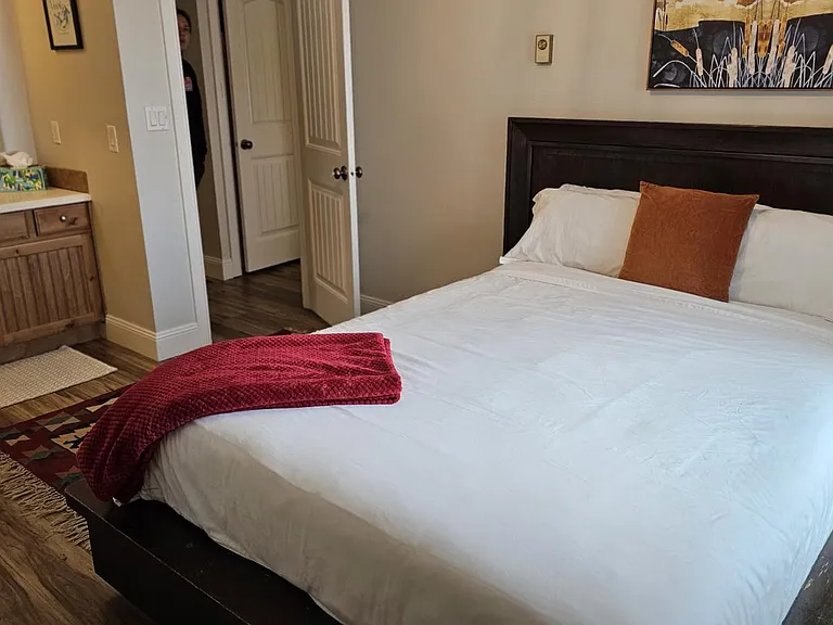 Cozy Queen Bed with Ensuite Full Bath