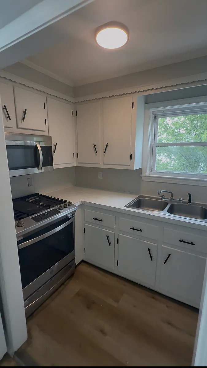 Building Photo - 135 Snell St #2E