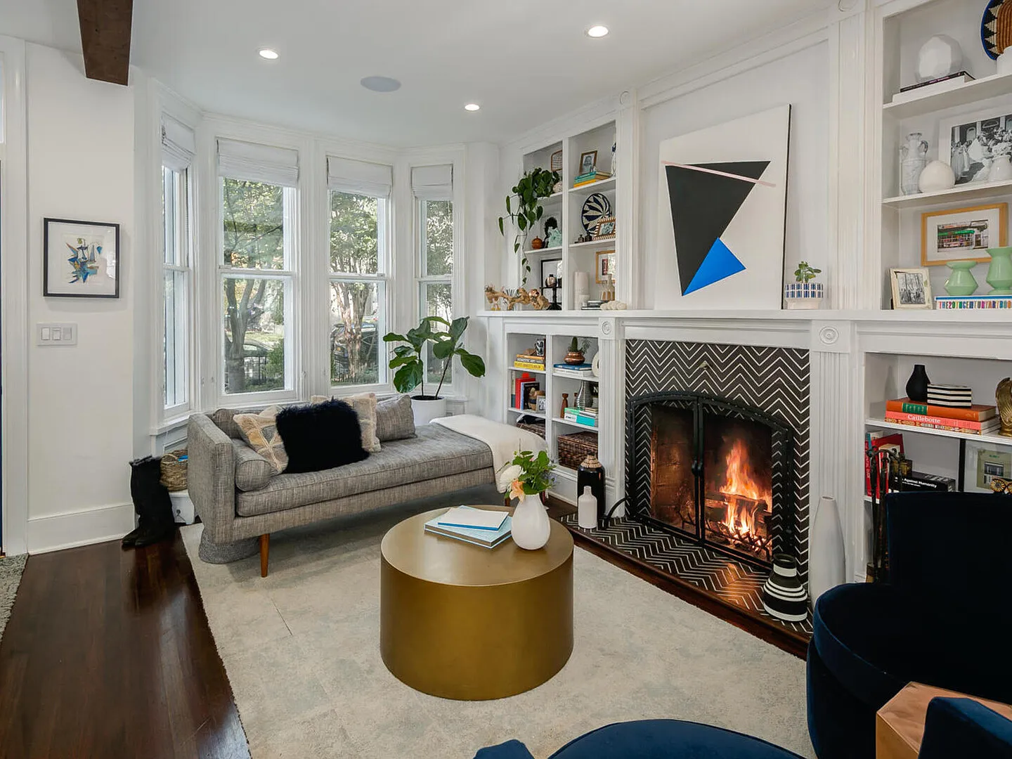 Logan Circle | Luxury 2BR 3.5BA Historic Townhouse | 2 Car Parking — Photo 3