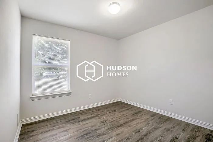408 Jonathan St — Photo 9
