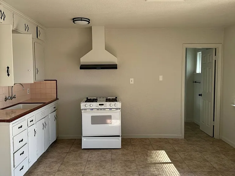 1161 Letts Ave #B — Photo 2