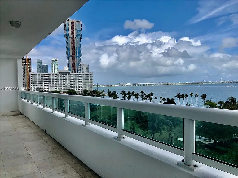 1800 N Bayshore Dr #605 — Photo 16