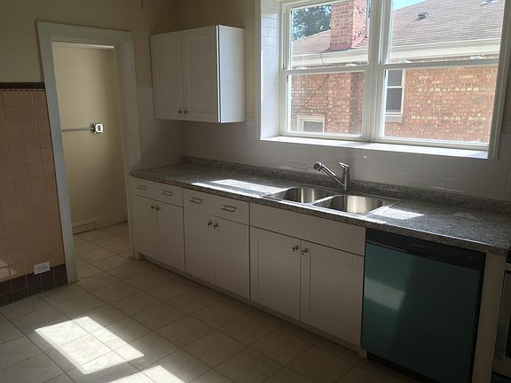 3rd image of 5706 N Francisco Ave #1