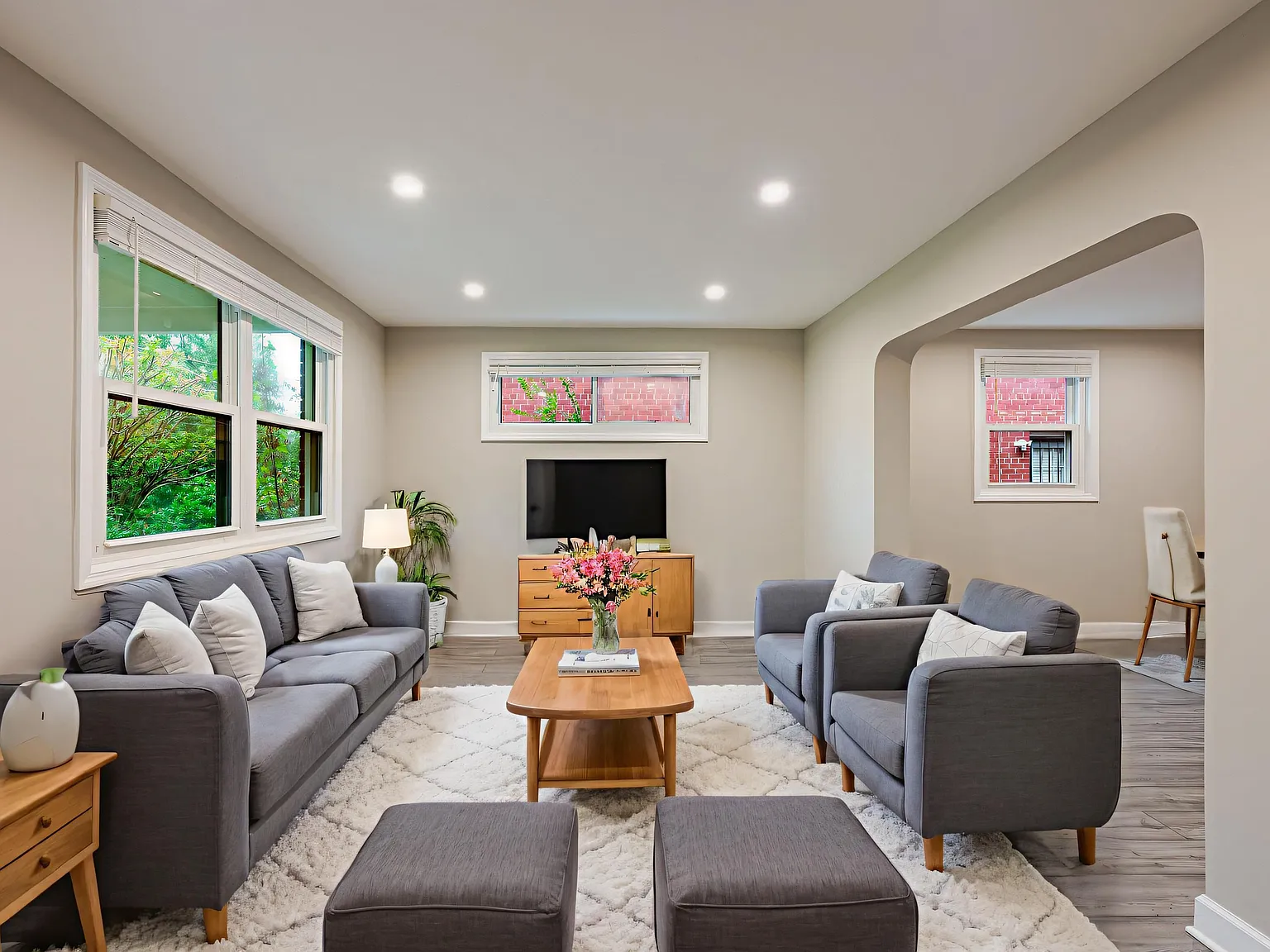 3 bed, 1.5 bath, 1640 sqft, $3,050 — Photo 2