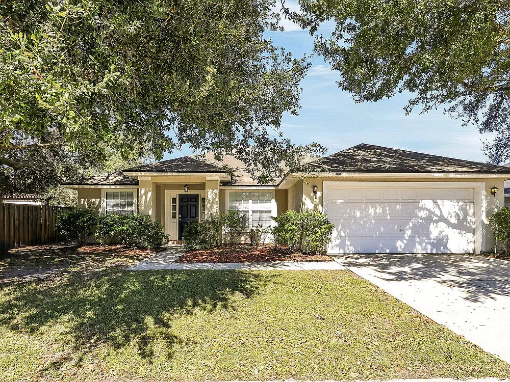 4 bed, 2.0 bath, 1799 sqft, $2,015 — Photo 1