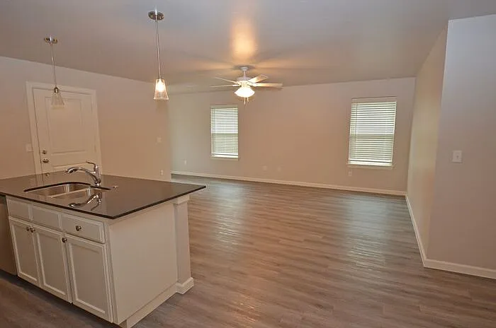 3 bed, 2.0 bath, 1350 sqft, $1,600 — Photo 4