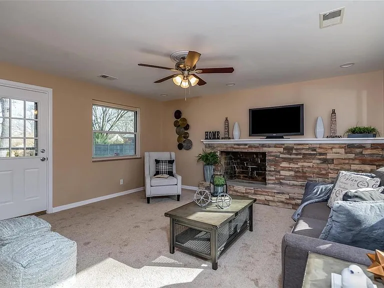 934 Briarwood Ln — Photo 8
