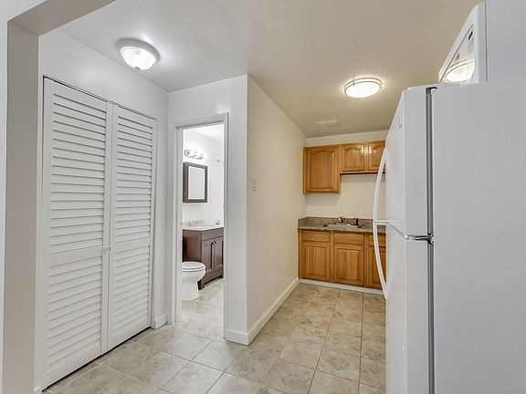 5th image of 461 24th St APT 4