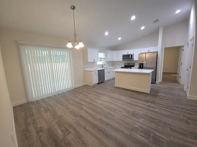 387 E Caldwell Dr — Photo 3