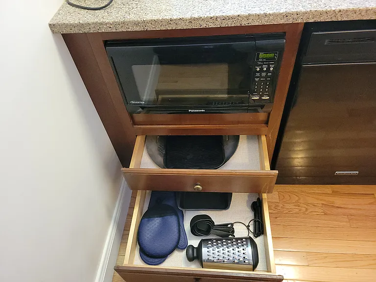 Misc food prep.
Microwave and Dishwasher on peninsula.
