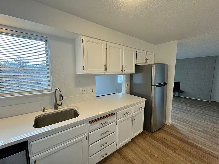 Stunning 2 Bed, 1 Bath w/ Laundry & AC in Lincoln Heights! — Photo 7