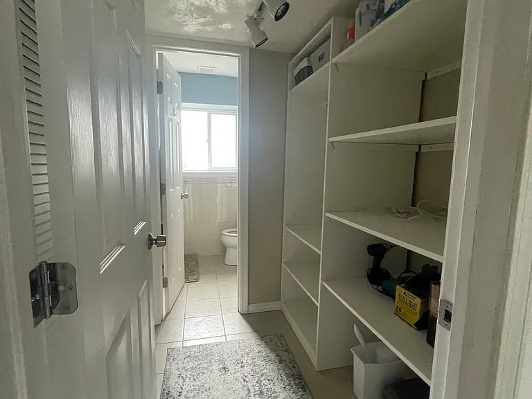 976 W Willow St — Photo 2