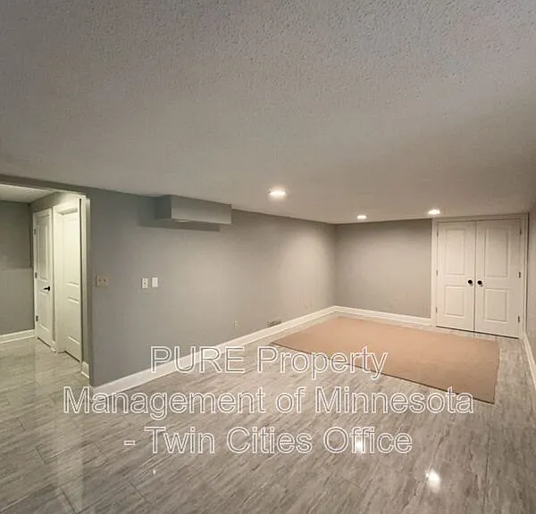 7420 Hyde Park Cir — Photo 25