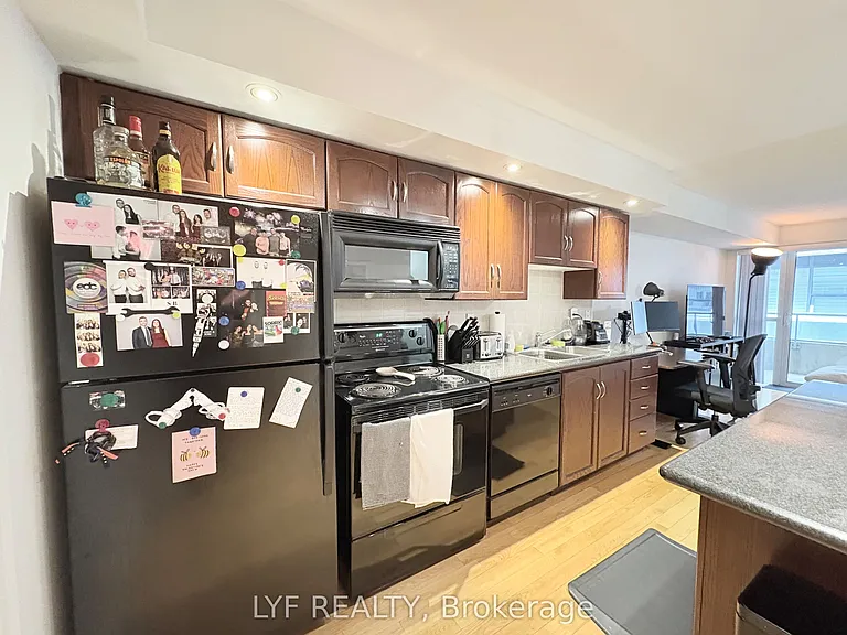 270 Wellington St W #624 — Photo 7