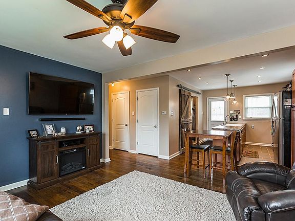 3rd image of 307 Creekview Dr