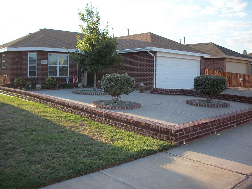 FRONT LOW MAINTANCE YARD