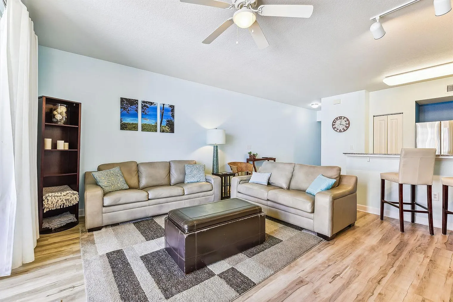 2 bed, 2.0 bath, 936 sqft, $3,689 — Photo 2