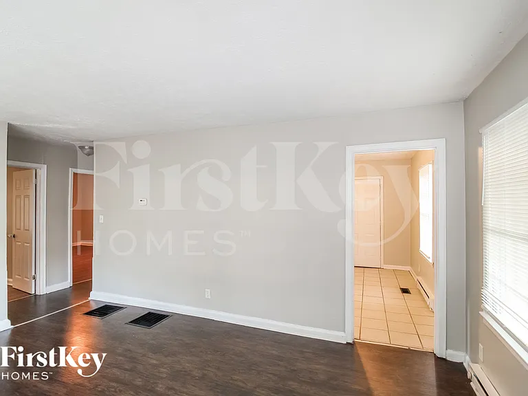1823 Lee St — Photo 4