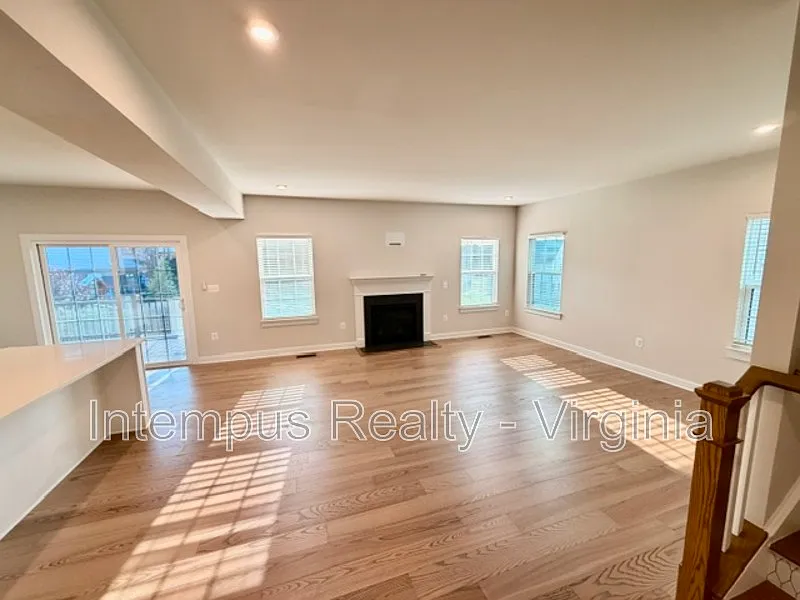 4 bed, 3.5 bath, 2464 sqft, $4,000 — Photo 4