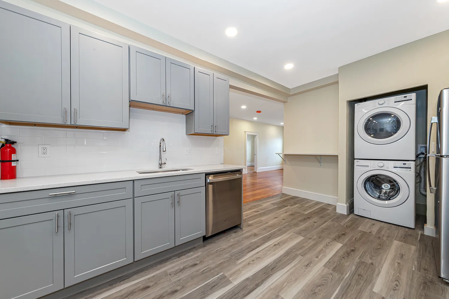3 bed, 920 sqft, $3,295 — Photo 3