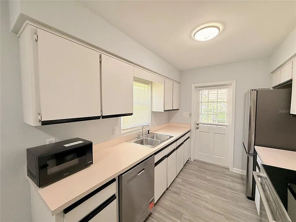 3 bed, 2.0 bath, 1068 sqft, $2,150 — Photo 4