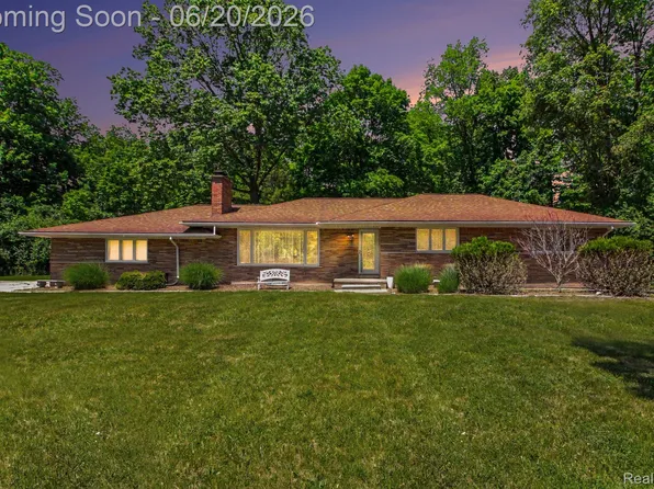27682 Wellington St, Farmington Hills, MI 48334