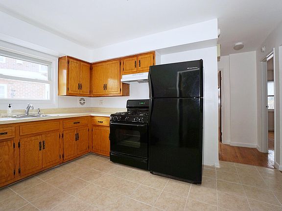 4th image of 821 Hylan Blvd