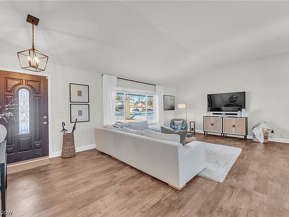 4th image of 26839 Fairfax Ln