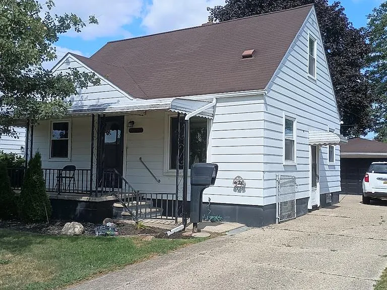 25880 Groveland St — Photo 1