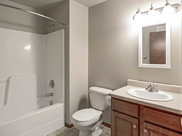 Auburn Manor Apartments — Photo 16