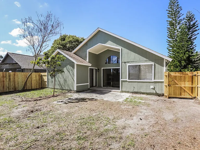 173 Lakeside Cir — Photo 16